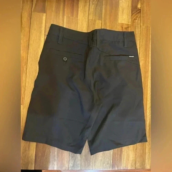 Volcom youth shorts - Picture 2 of 4